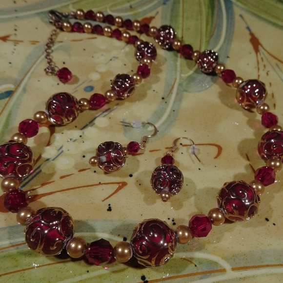 Handcrafted artisanal necklace & earring set in deepest red - Bold Version - Picture 4 of 7